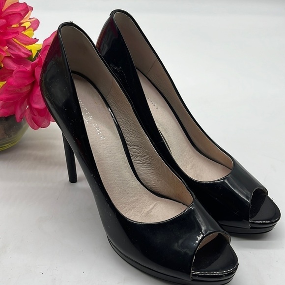 Kenneth Cole Giselle Peep Toe Black Patent Leather Stiletto Heels Sz 9. BHE0942B - Picture 1 of 13
